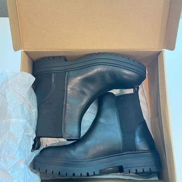 New, Steve Madden Women's Black HANDOUT Elastic Gore Chelsea Boots Size 9 - Picture 12 of 14